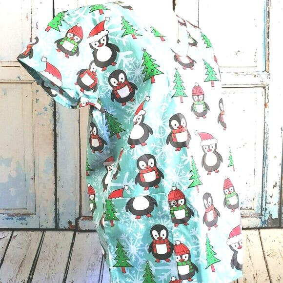 Gabby Brooke Holiday Winter Penguin Scrub Top Size S Pockets NEW Blue & Green - Picture 6 of 12